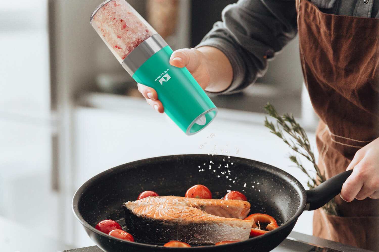 https://shopkitchenmama.com/cdn/shop/products/ElectricSaltorPepperGrinder_One-Flip_GravityTriggered_SaltandPepperShakers-product-image-PepperGrinders-KitchenMama-10.jpg?v=1700634482